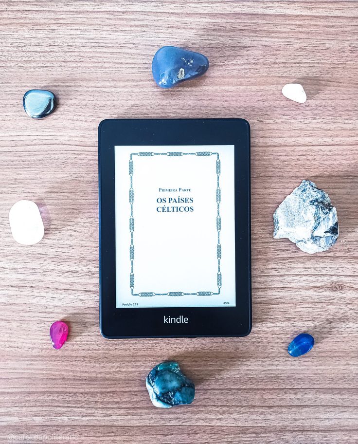 Apresentação da Primeira Parte do livro O Gênio Céltico e o Mundo Invisível na versão eBook, rodeado por cristais.