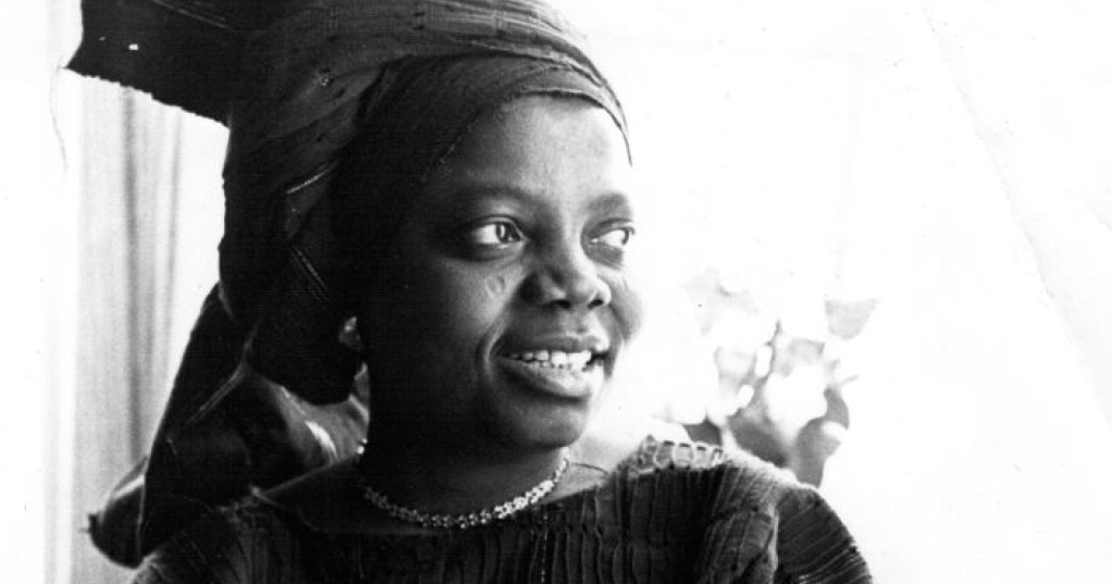 Buchi Emecheta, autora nigeriana que escreveu As Alegrias da Maternidade.
