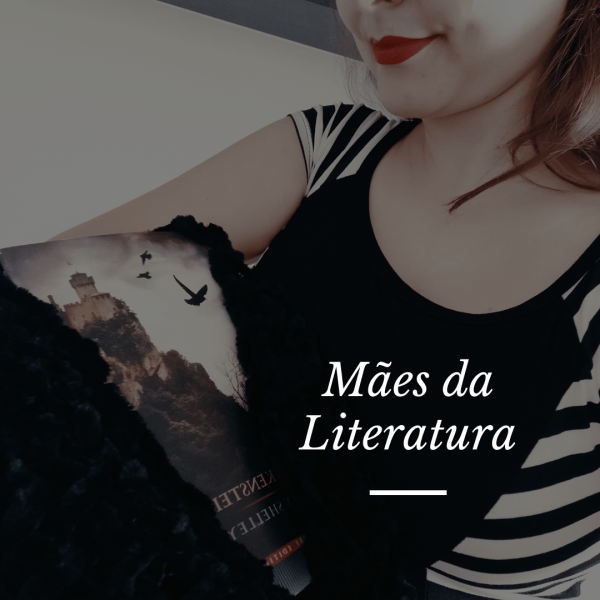 Imagem escurecida de uma moça segurando um livro enrolado em uma manta em alusão a como se segura um bebê. Há o título "Mães da Literatura"