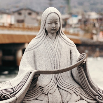 Estátua em homenagem a Murasaki Shikibu