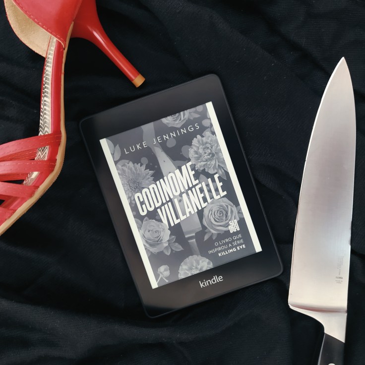 Kindle com a capa do livro Codinome Villanelle, com uma sandália de salto alto vermelha à esquerda e uma faca à direita em um fundo preto.