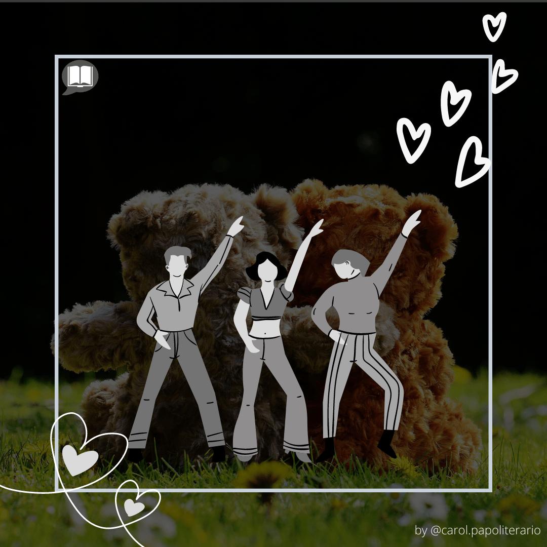 Fundo de dois ursos de pelúcia sentados se abraçando de costas. Moldura branca, com o desenho de três pessoas dançando no centro da imagem, da esquerda para a direita: um homem e duas mulheres. No canto superior direito e no canto inferior esquerdo, há o desenho de corações.