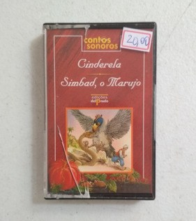 Fita cassete com a capa correspondente ao livro da coleção Contos Sonoros editado pela DelPrado, contendo as histórias de Cinderela e Simbad, O Marujo. Além dos títulos das histórias, há, na capa, o desenho de uma ave e uma cobra enormes lutando, enquanto Simbad foge da cena.