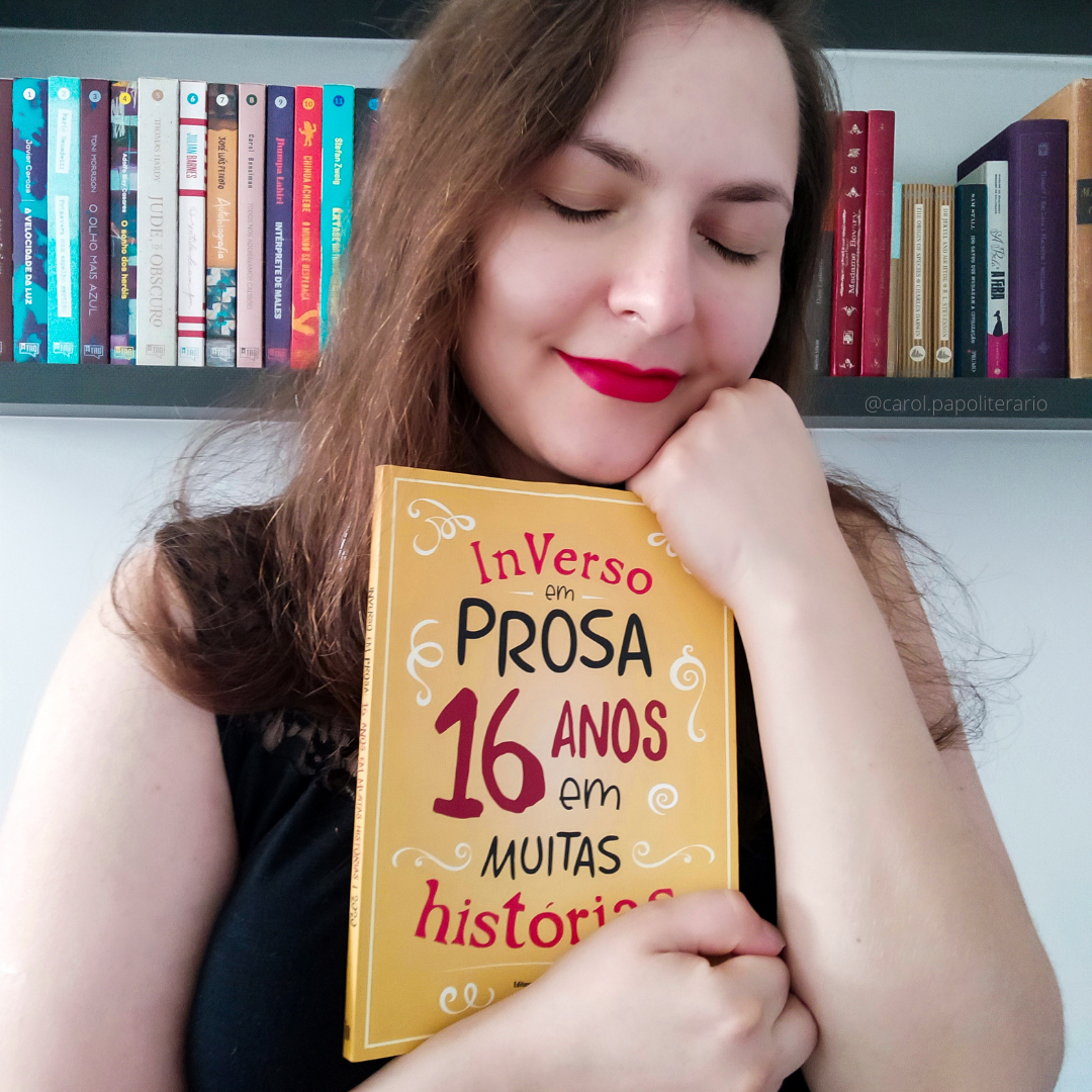 Carol abraçando o livro "InVerso em Prosa, 16 anos em muitas histórias".
