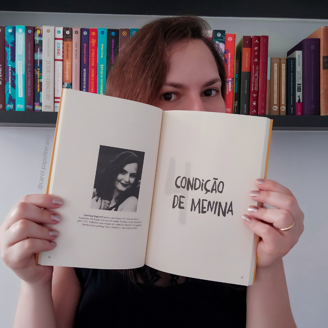 Carol mostrando as páginas do livro "InVerso em Prosa, 16 anos em muitas histórias" onde estão sua foto de autora e o título de seu conto: "Condição de Menina".