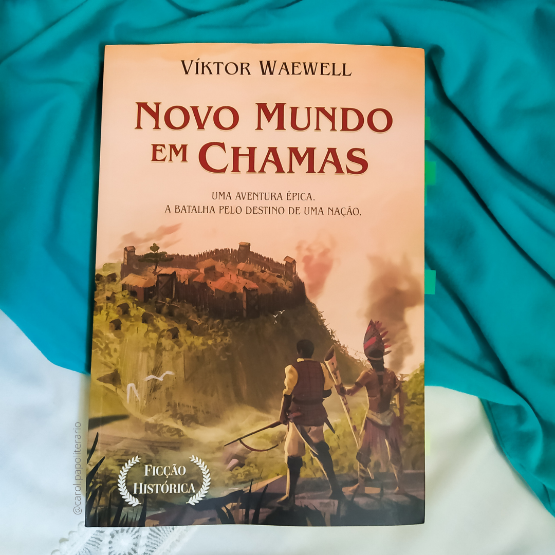 Livro Novo Mundo em Chamas, cuja capa mostra um desenho representando um mocambo de Palmares ao fundo e um soldado e um indígena no primeiro plno, de costas, olhando para o mocambo.
