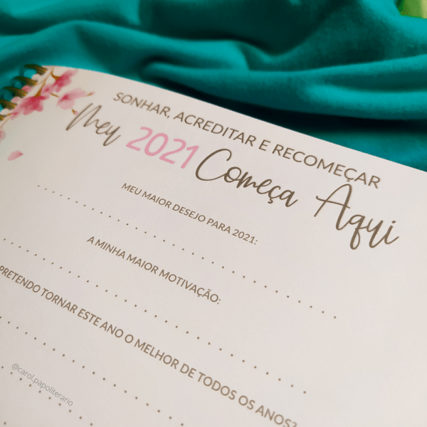 Página de um planner em que se lê "Meu 2021 começa aqui" como título e os itens: "meu maior desejo para 2021" e "a minha maior motivação".