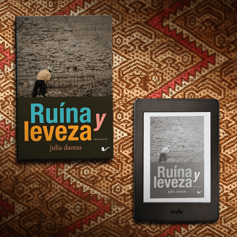 Livro Ruína y Leveza ao lado de um kindle com a capa do mesmo livro, apiados em um fundo com motivos geométricos.