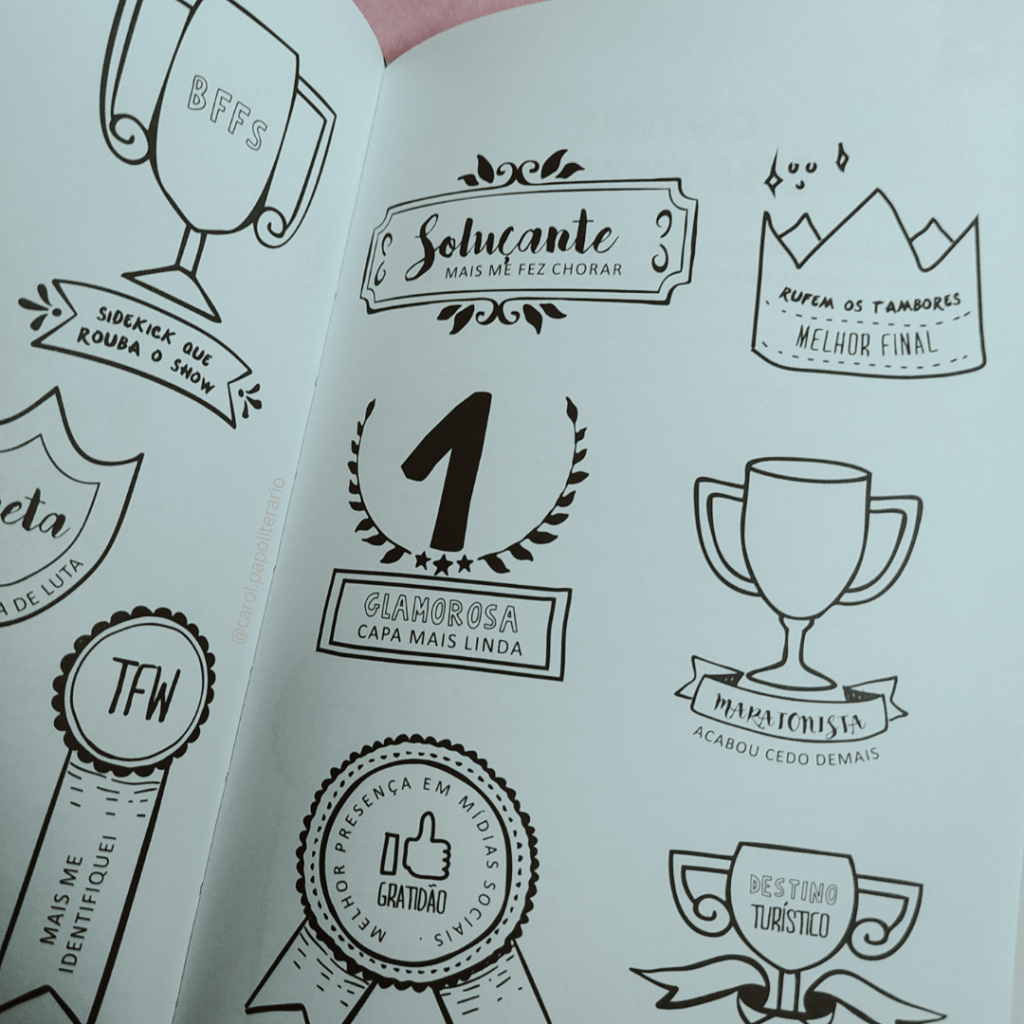 Livro Por que eu leio aberto em uma página com desenhos de prêmios a serem preenchidos com títulos de livros, personagens e autores. Os prêmios visíveis se referem a: BFFS - sidekick que rouba o show, TFW - mais me identifiquei, soluçante - mais me fez chorar, rufem os tambores - melhor final, glamorosa - capa mais linda, maratonista - acabou cedo demais, gratidão - melhor presença em mídias sociais, destino turístico.