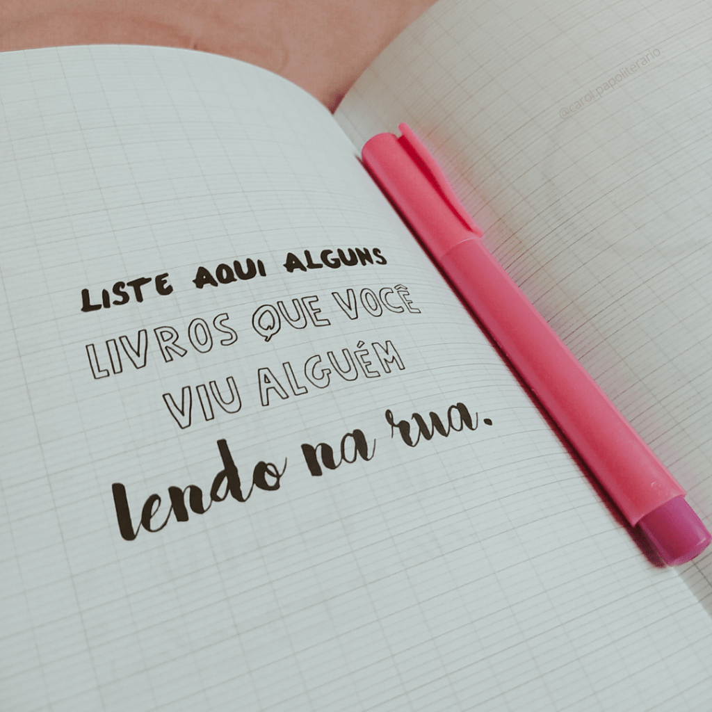 Livro Por que eu leio aberto em uma página onde se lê: "liste aqui alguns livros que você viu alguém lendo na rua". Também há uma caneta rosa apoiada no meio do livro.