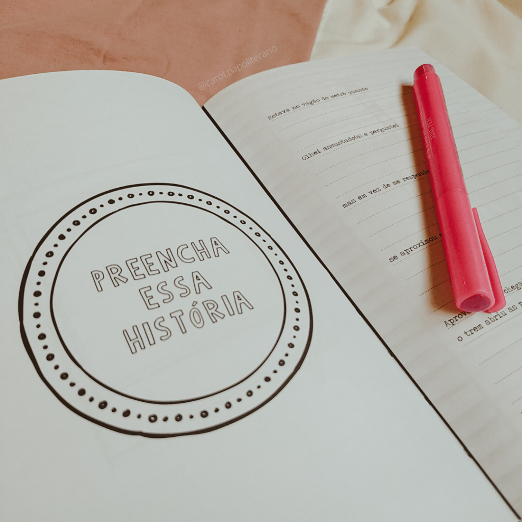 Livro Por que eu leio aberto em uma página onde se lê: "preencha essa história" na página da esquerda e há frases para ajudar a compôr uma história na página da direita. Não é possível definir quais são as frases. Há uma caneta rosa apoiada na página da direita.