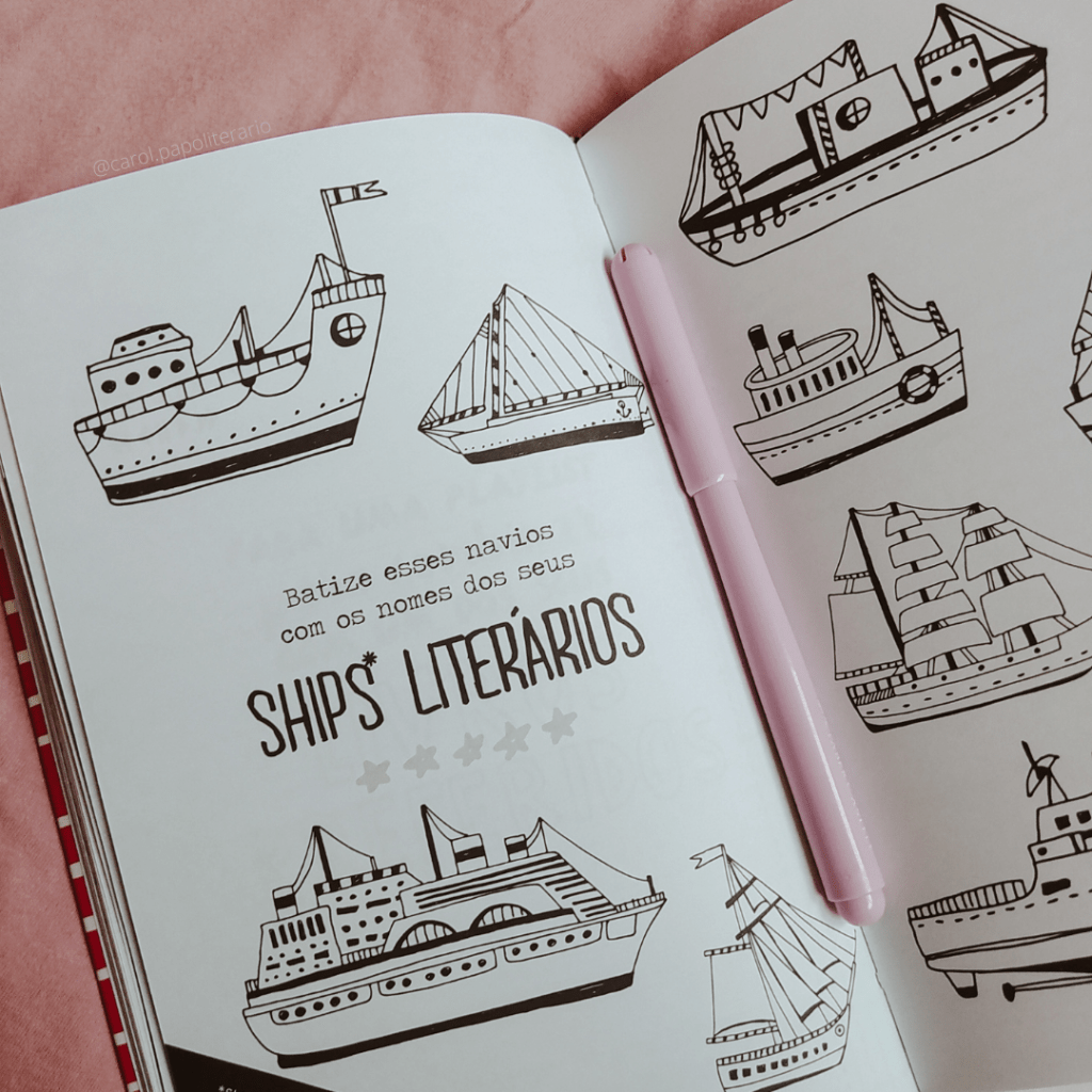 Livro Por que eu leio aberto em uma página onde há desenhos de navios e onde se lê a frase: "batize esses navios com os nomes dos seus ships literários." Há uma caneta rosa apoiada no miolo do livro.