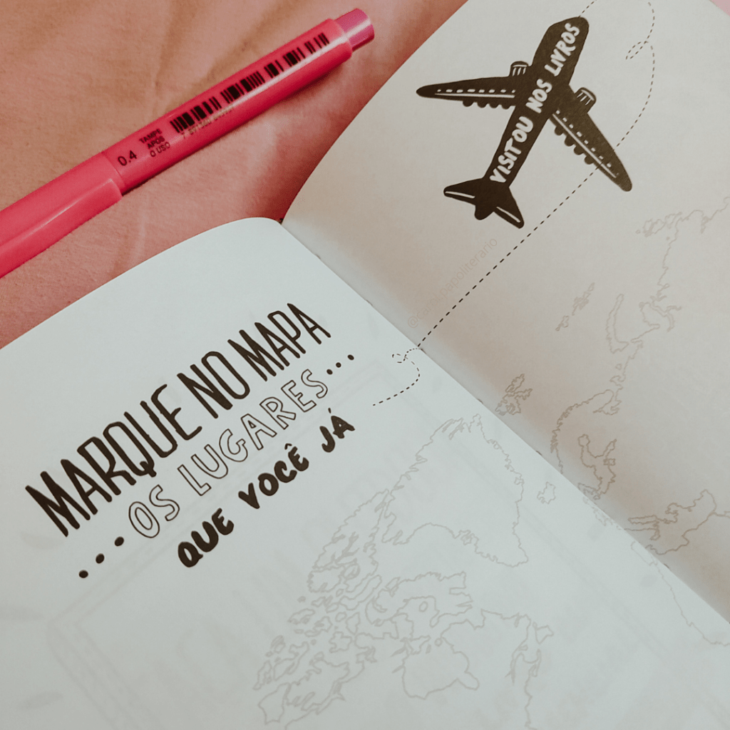 Livro Por que eu leio aberto em duas páginas com um mapa do mundo, o desenho de um avião e a frase: "marque no mapa os lugares que você já visitou nos livros." Há uma caneta rosa acima do livro.
